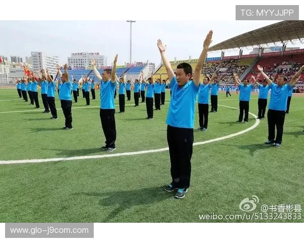 以足球宣传海报立牌引爆全城运动热潮点燃夏日国际赛事激情盛典会
